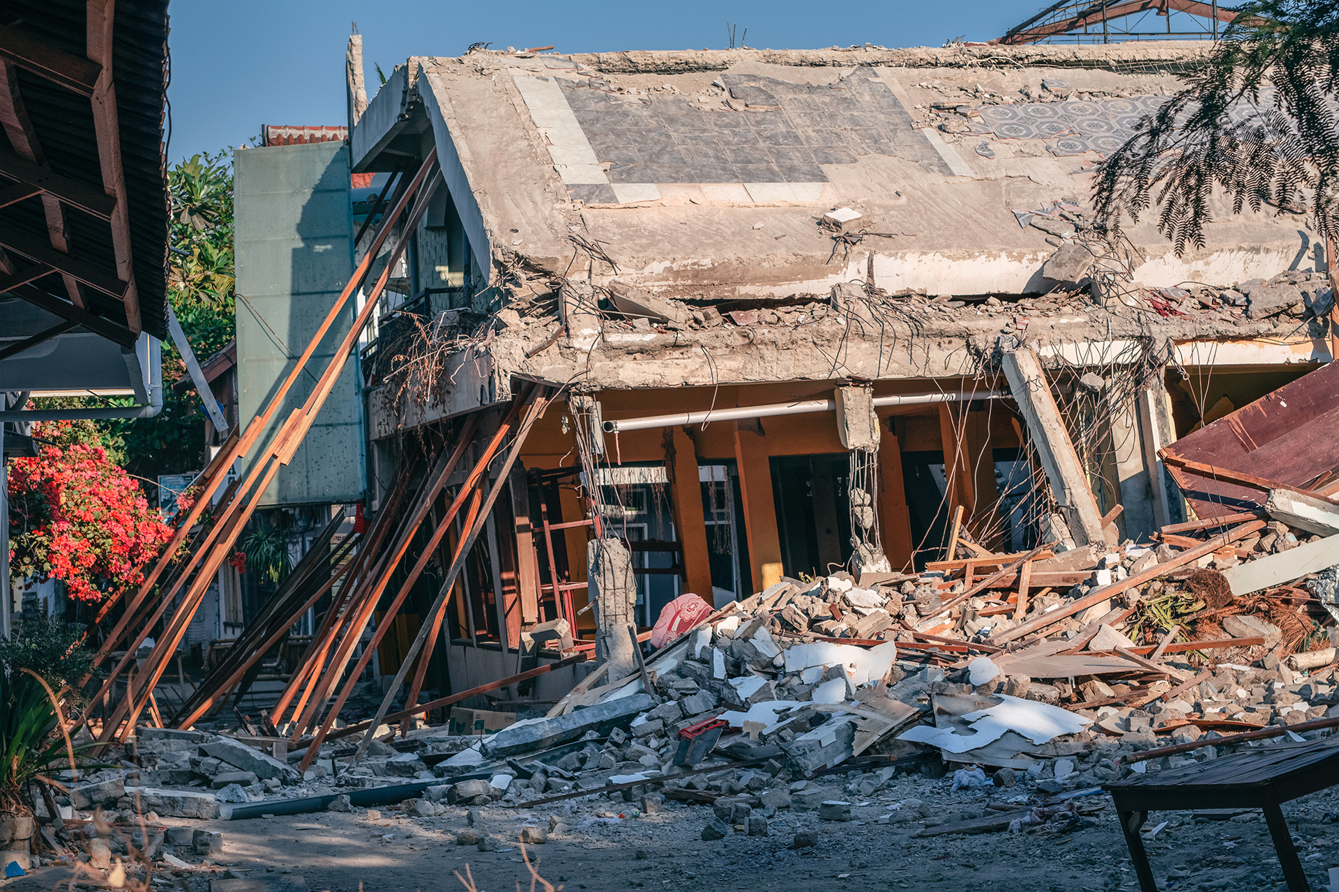 Collapsed building after the 2018 Gili Island earthquakes. Is it safe to travel to the Gili Islands?