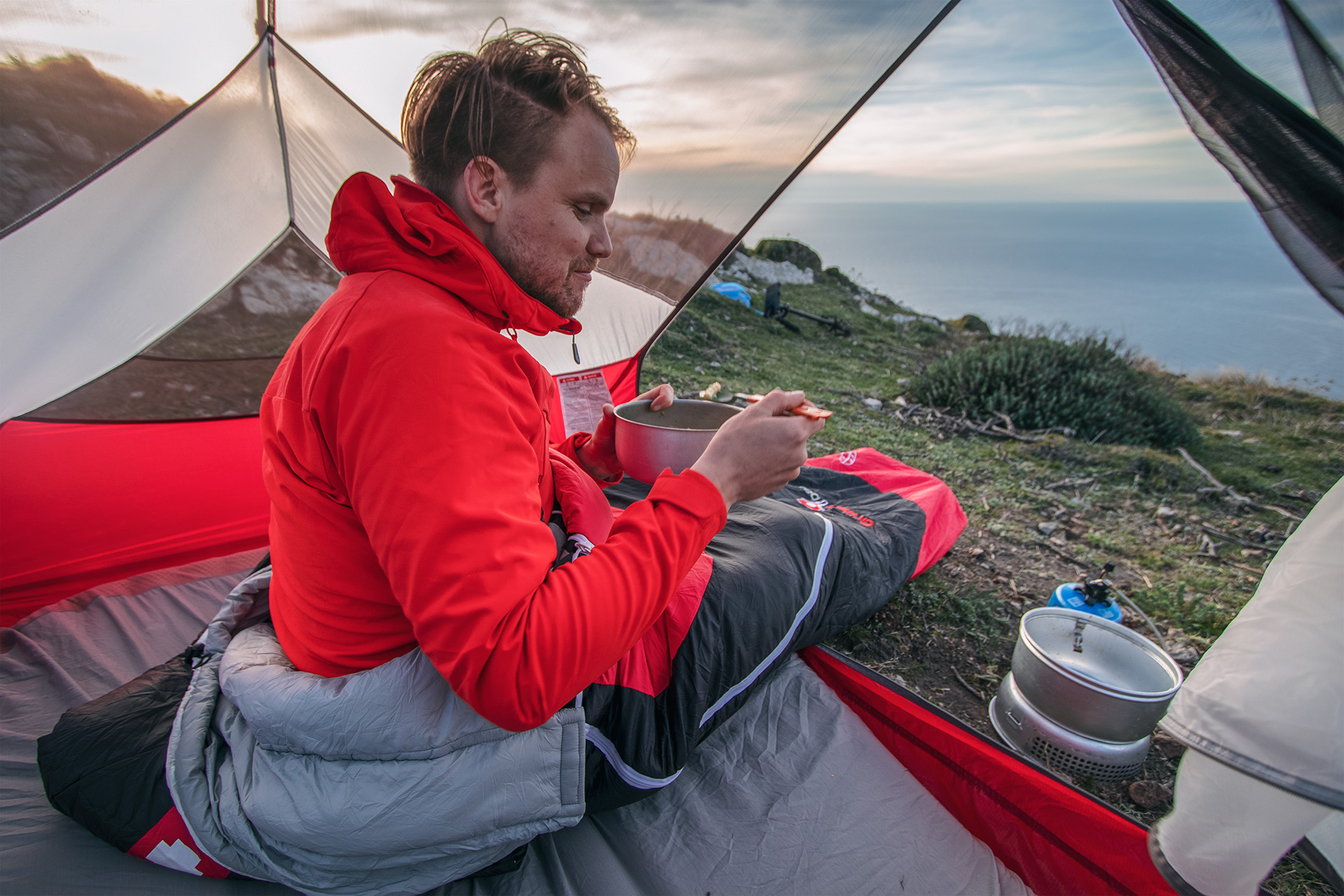 outsidematerial-grueezi-biopod-hybrid-wool-sleeping-bag-mallorca-tramuntana-jan-eating