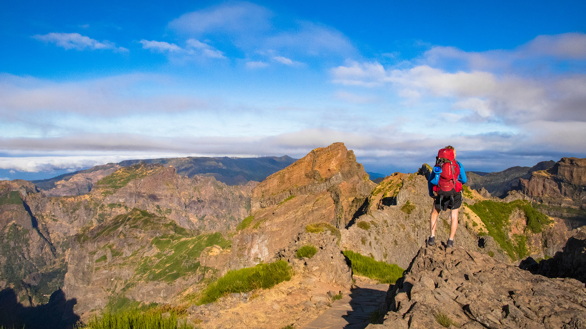 outsidematerial-madeira-trek-hiking-landscape-mountains-backpack-deuter madeira Pico Ruivo Pico do Arieiro wanderweg