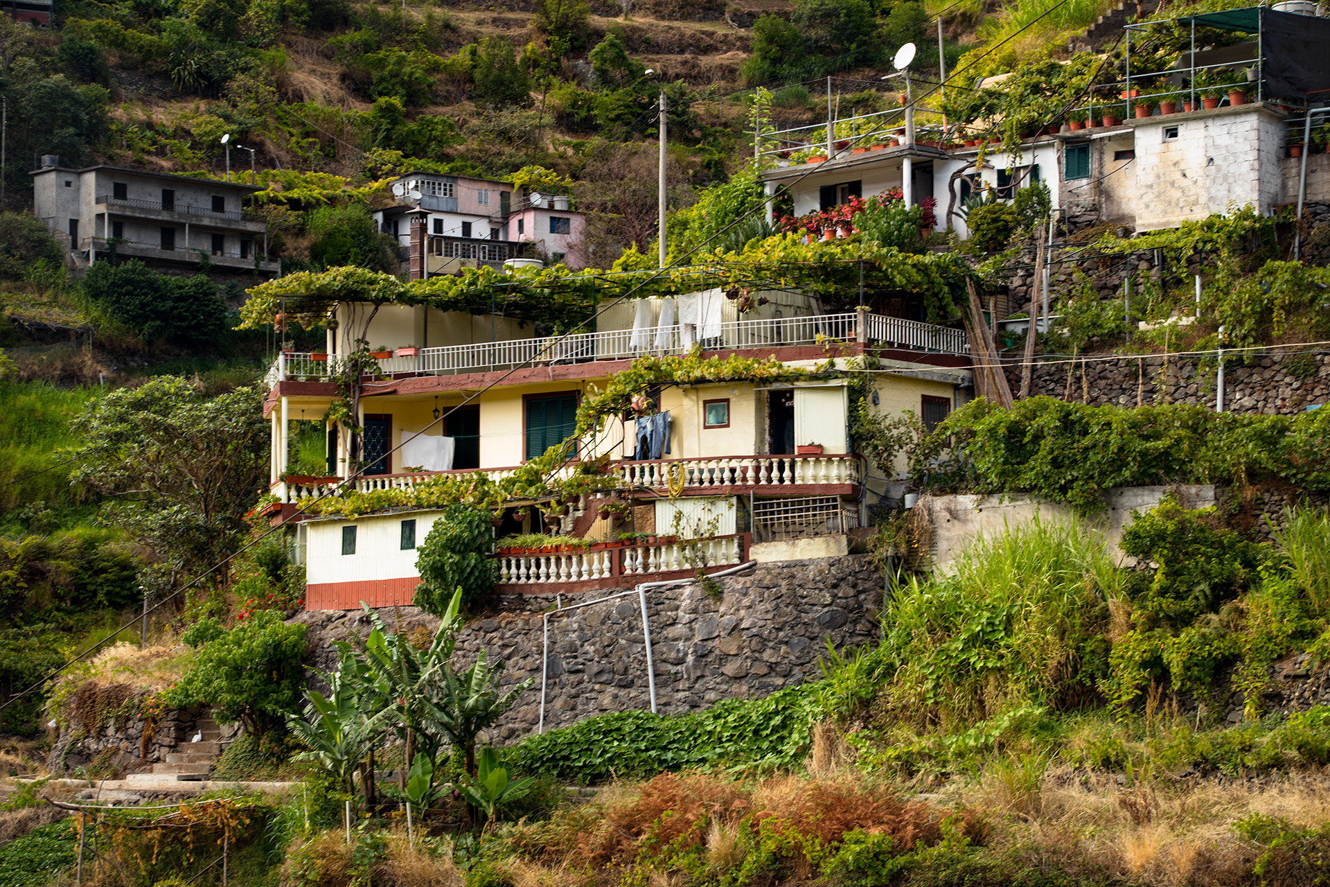 outsidematerial-maderia-levada-trail-house