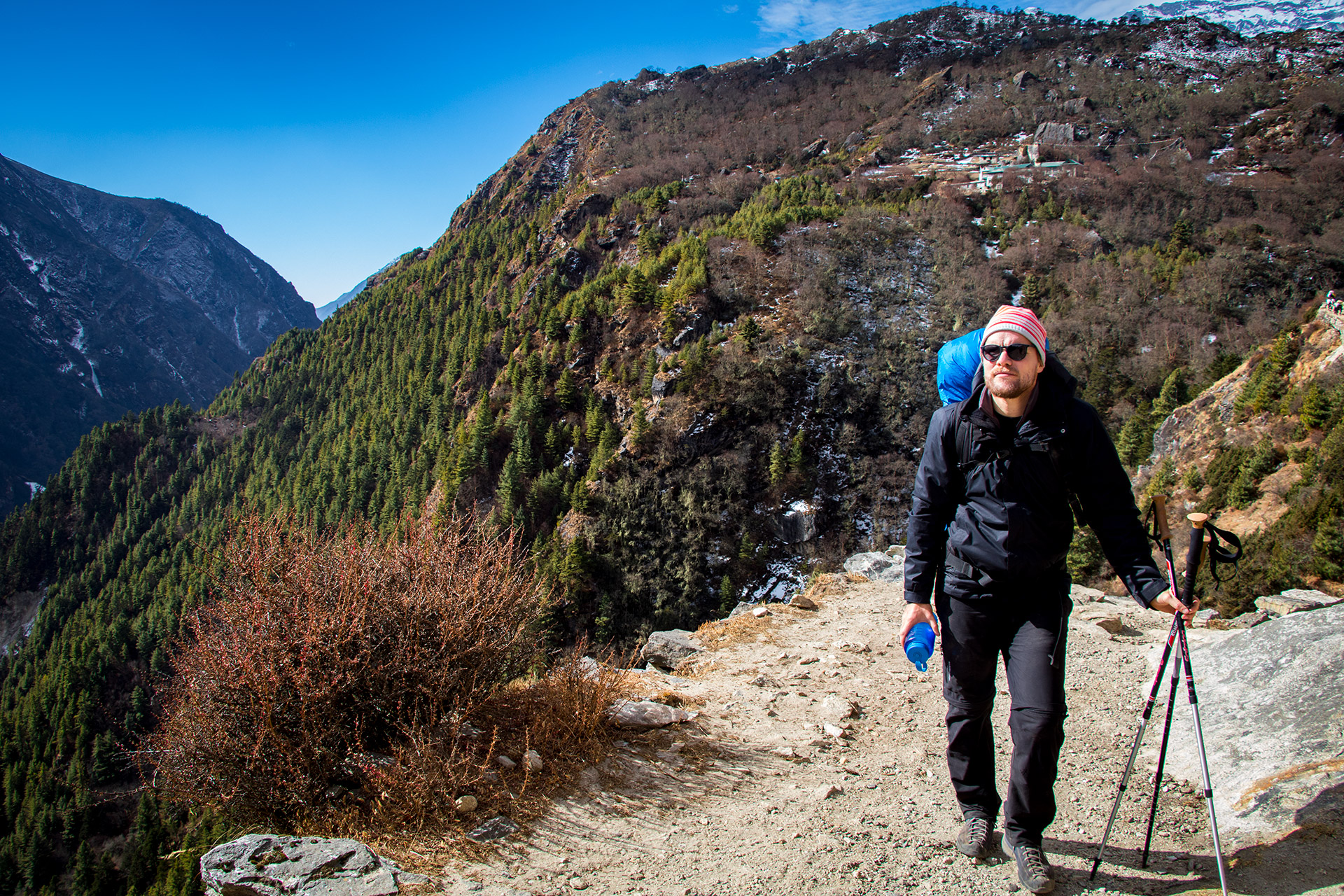 outsidematerial-nepal-ebc-everest-base-camp-trek-himalaya-break-trekking-poles-backpack