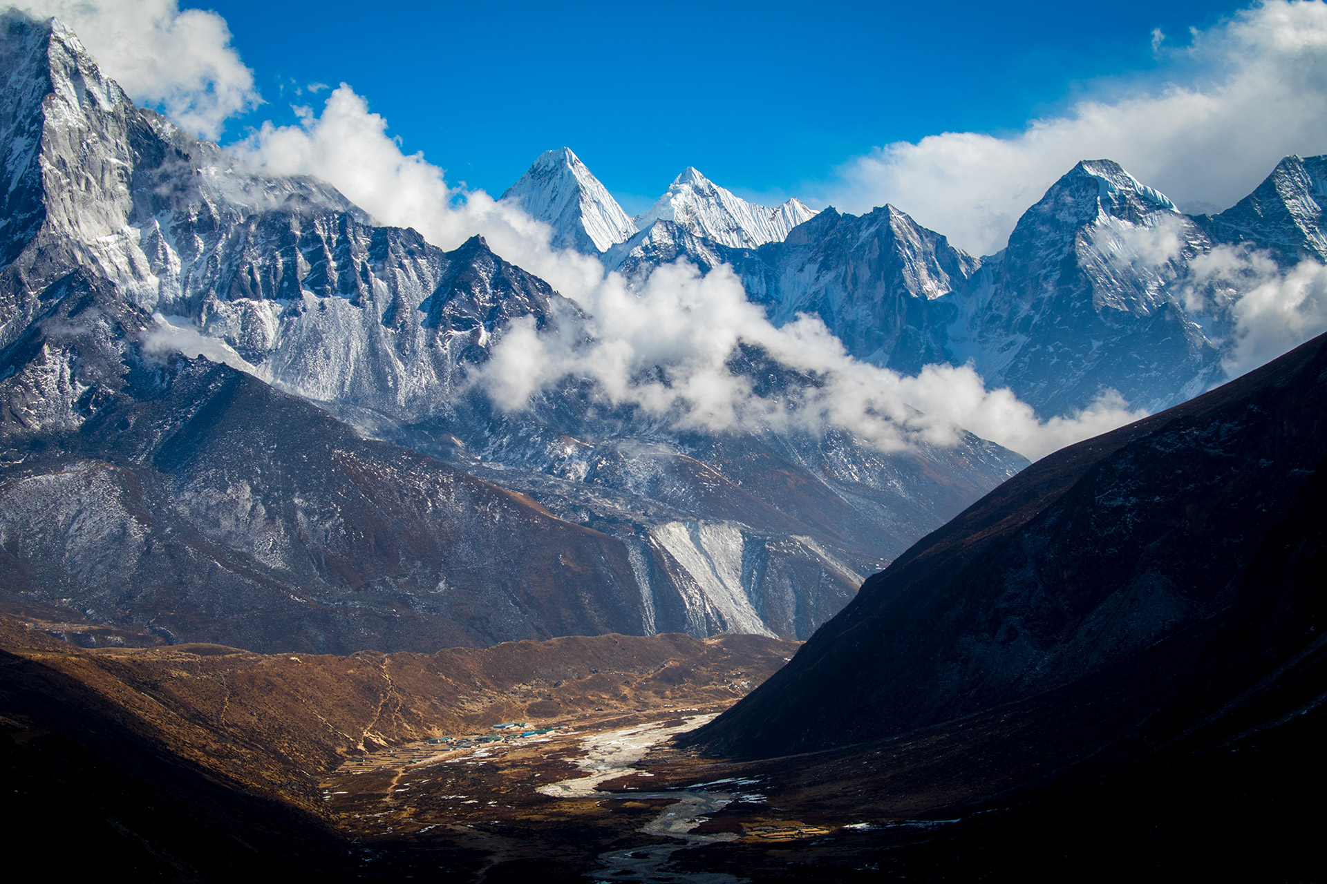 outsidematerial-nepal-ebc-everest-base-camp-trek-himalaya-clouds-stunning-scenery-ice-peaks Stunning Himalaya Scenery