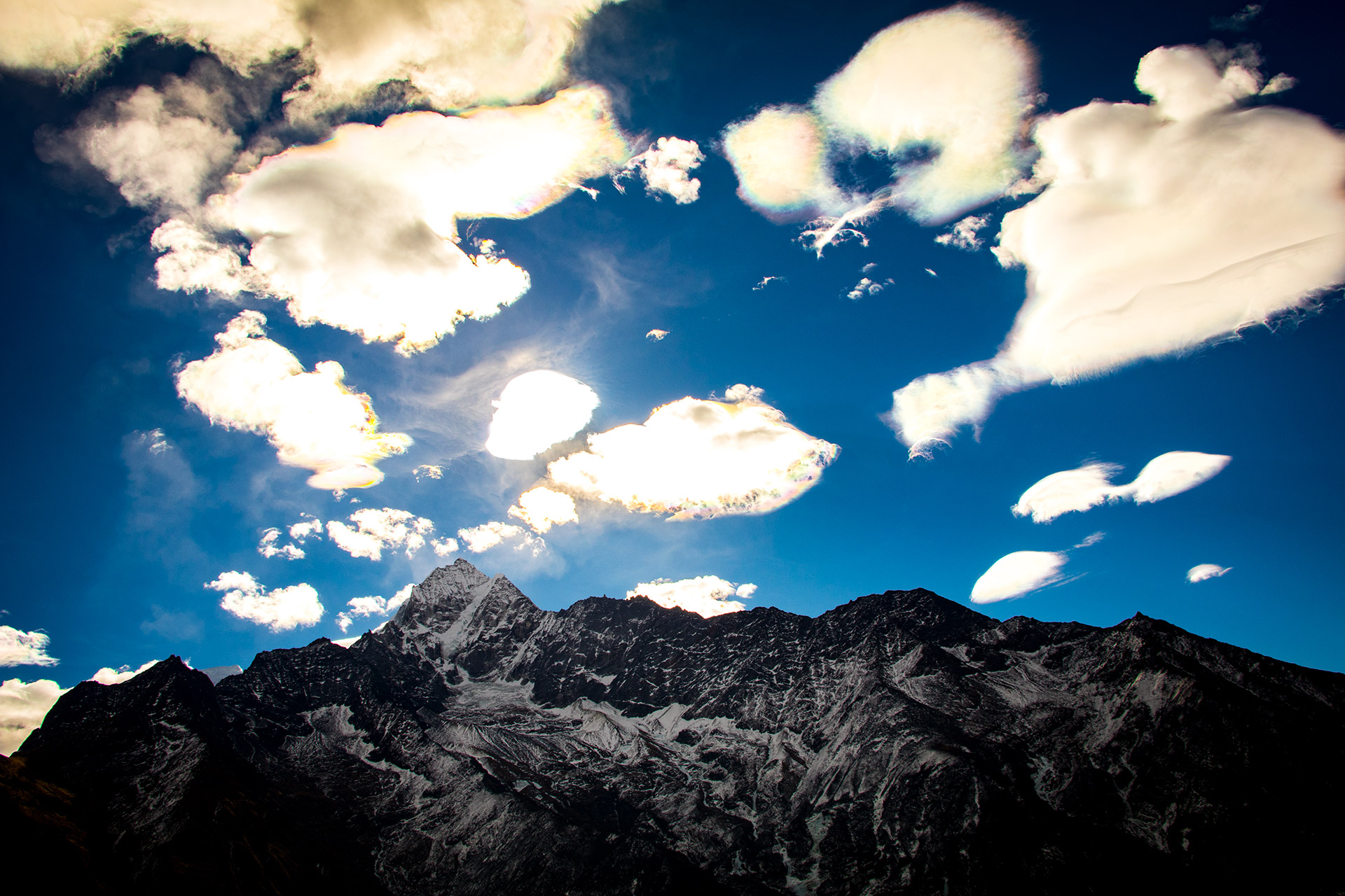 outsidematerial-nepal-ebc-everest-base-camp-trek-himalaya-clouds-sun-amazing-mountains