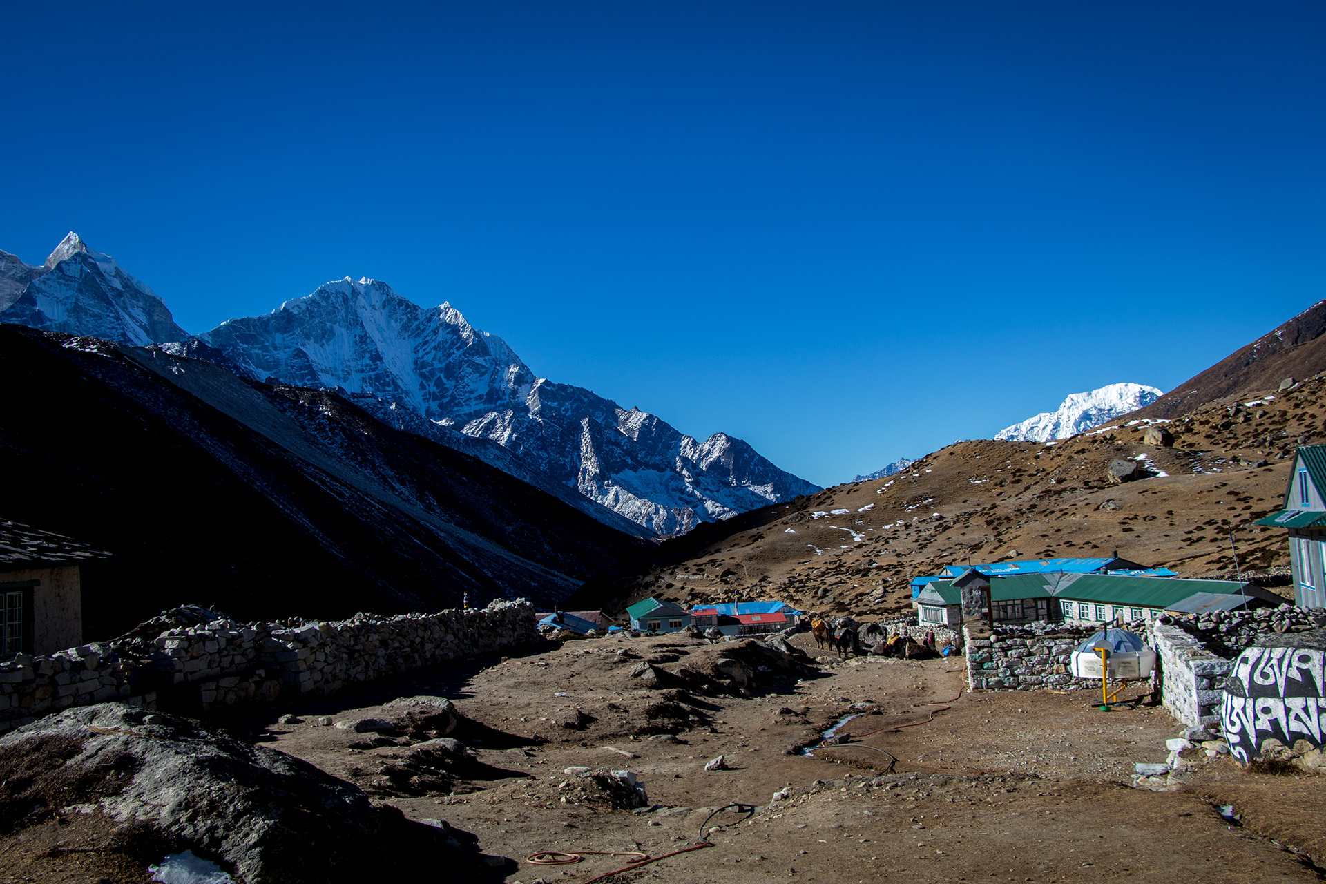 outsidematerial-nepal-ebc-everest-base-camp-trek-himalaya-dingboche-landscape-view-valley