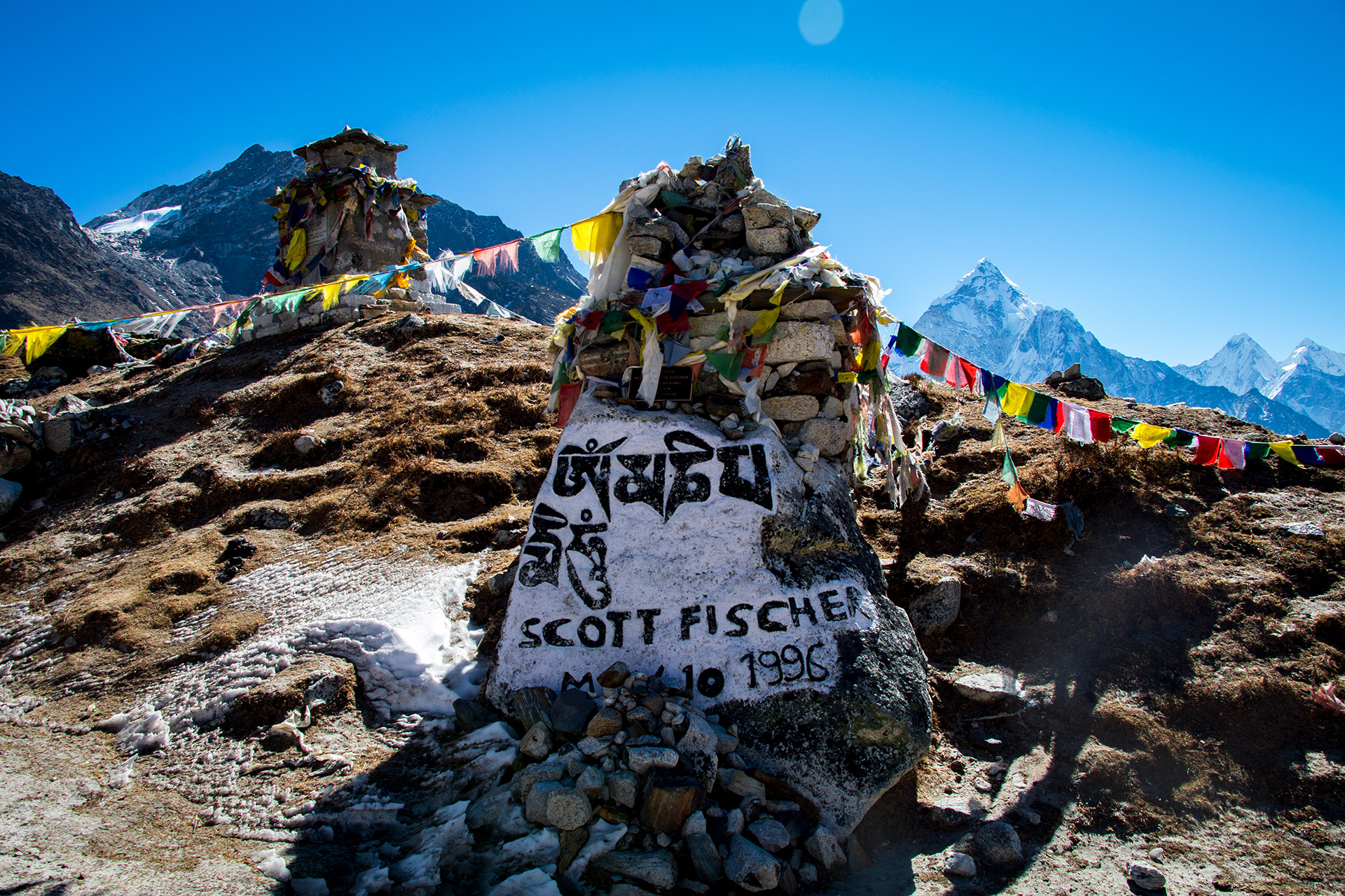 outsidematerial-nepal-ebc-everest-base-camp-trek-himalaya-grave-scott-fischer-prayer-flags-peaks