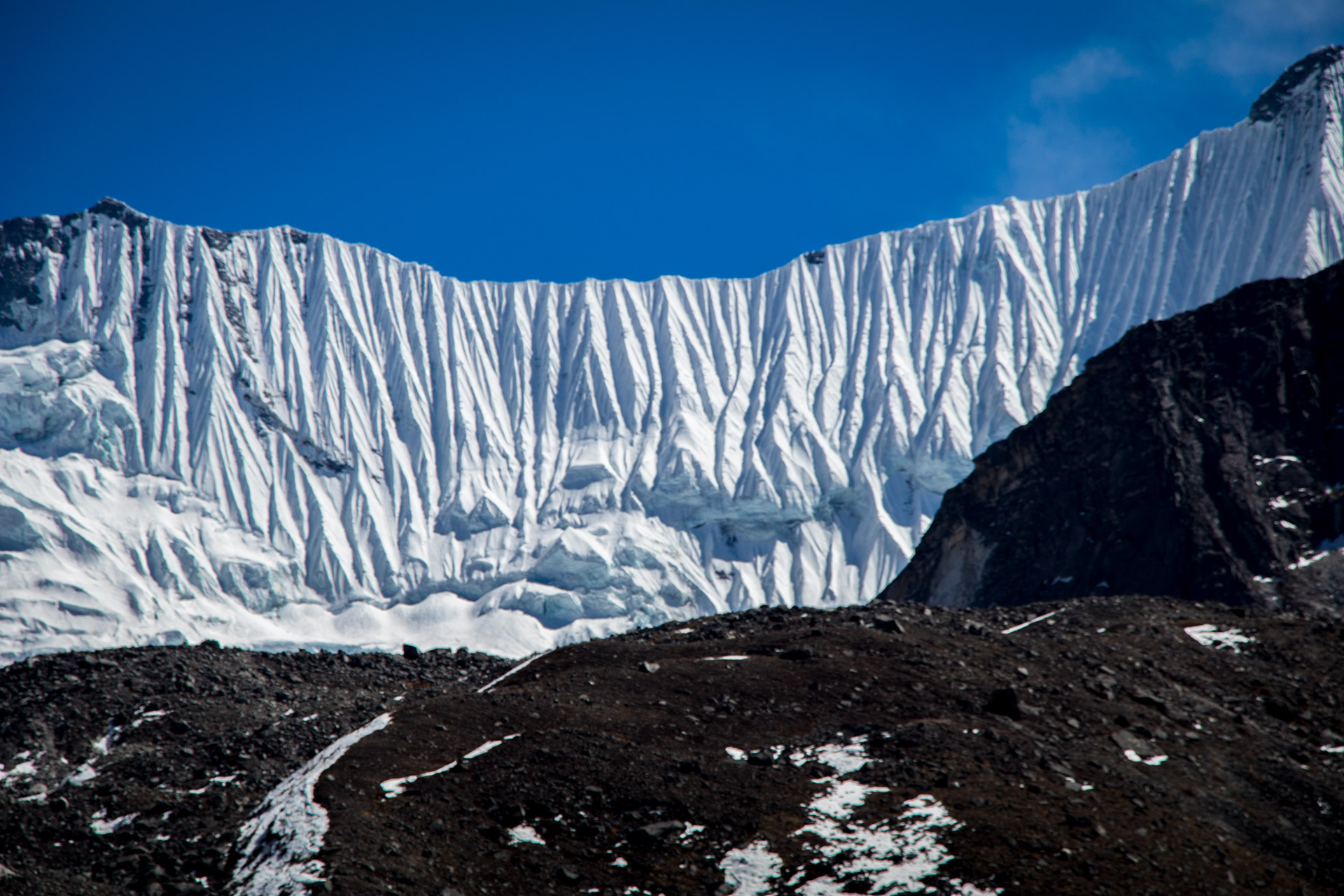 outsidematerial-nepal-ebc-everest-base-camp-trek-himalaya-peak-38-ice-snowformation-mountain