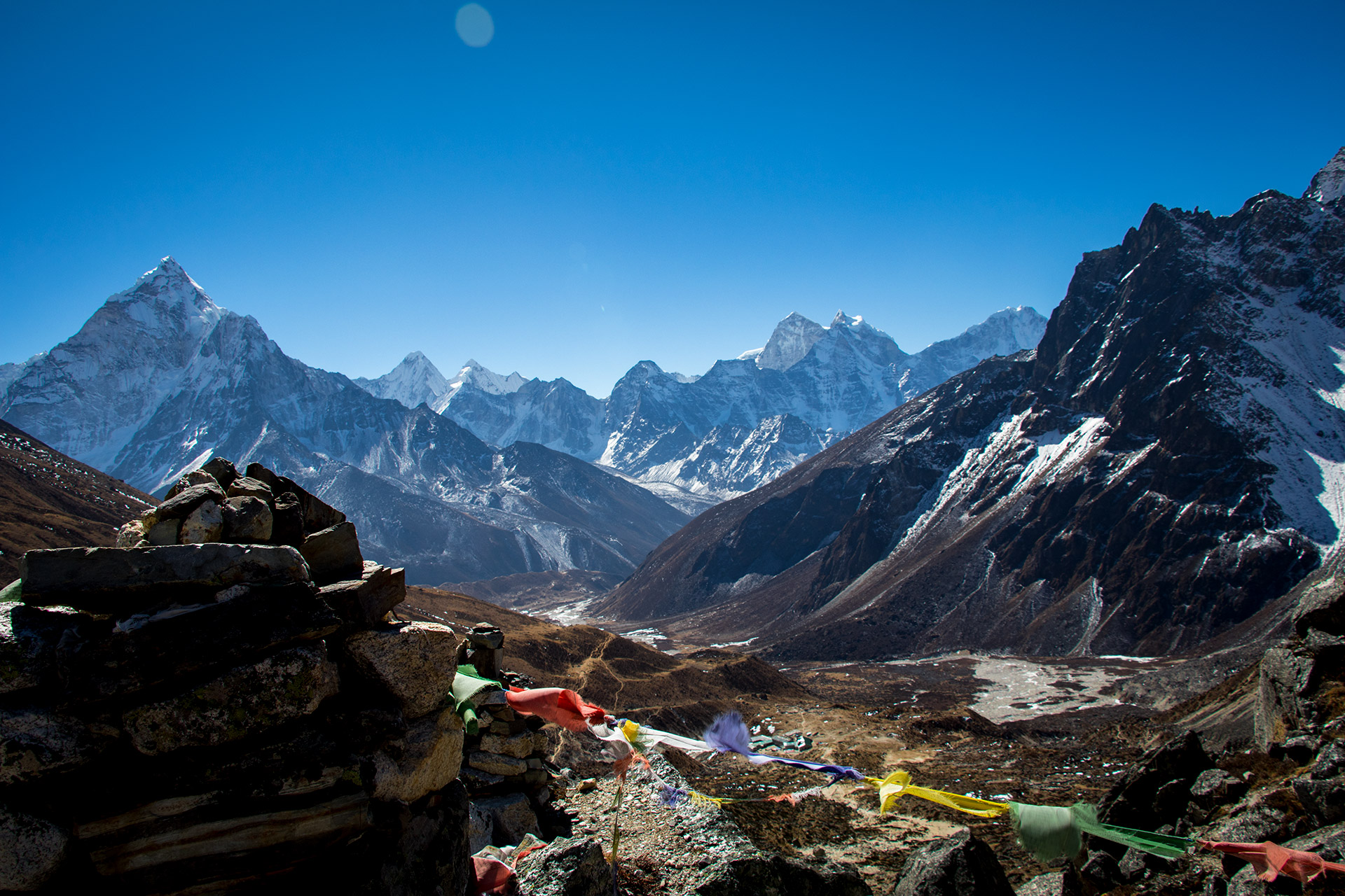 outsidematerial-nepal-ebc-everest-base-camp-trek-himalaya-prayflags-ama-dablam-view-peaks-landscape