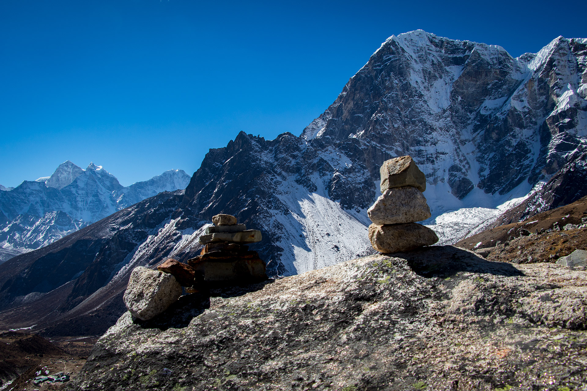 outsidematerial-nepal-ebc-everest-base-camp-trek-himalaya-stones-tobuche-peaks-landscape