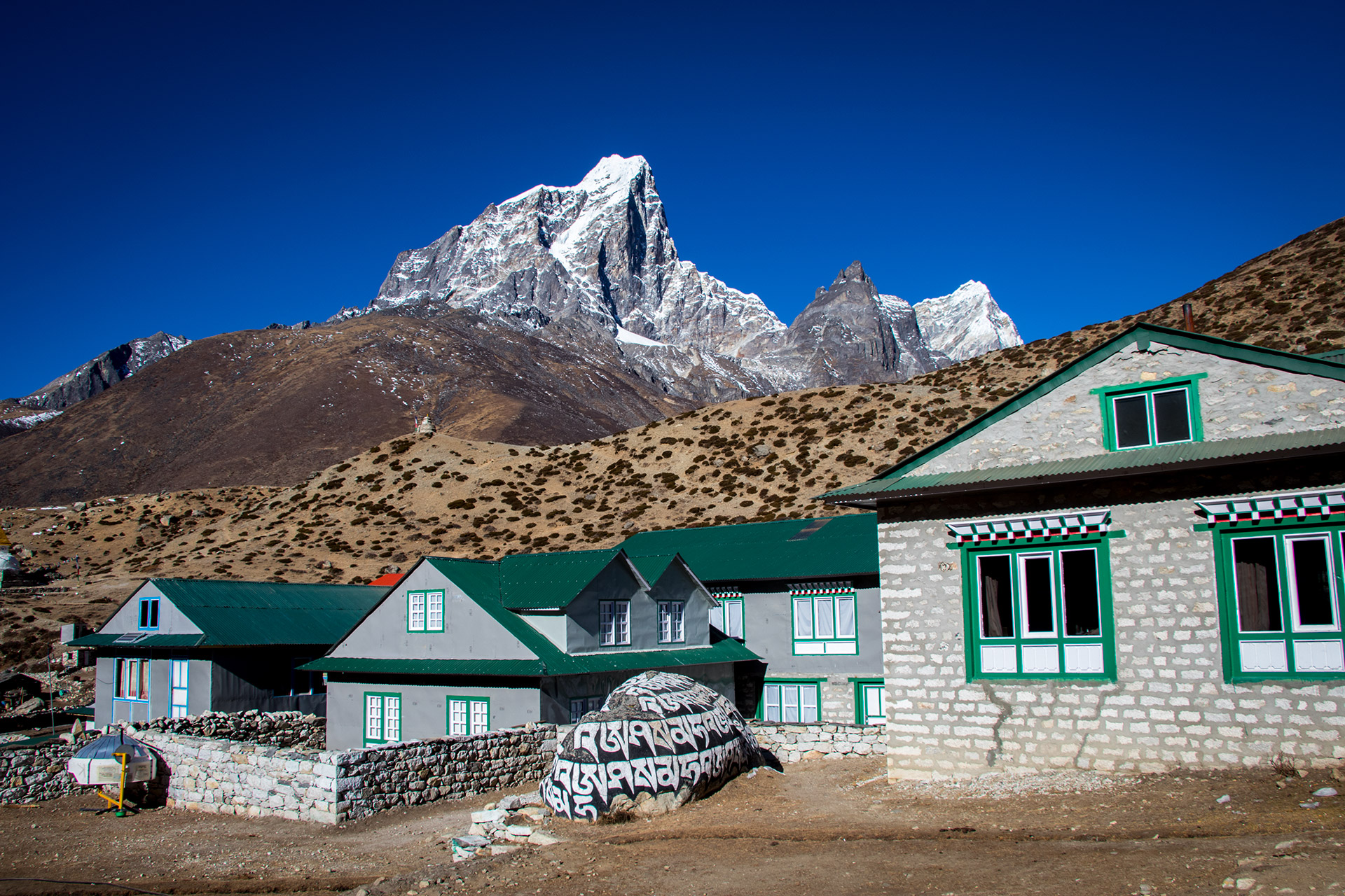 outsidematerial-nepal-ebc-everest-base-camp-trek-himalaya-tobuche-teahouse-lodge-mani-stone-dingboch