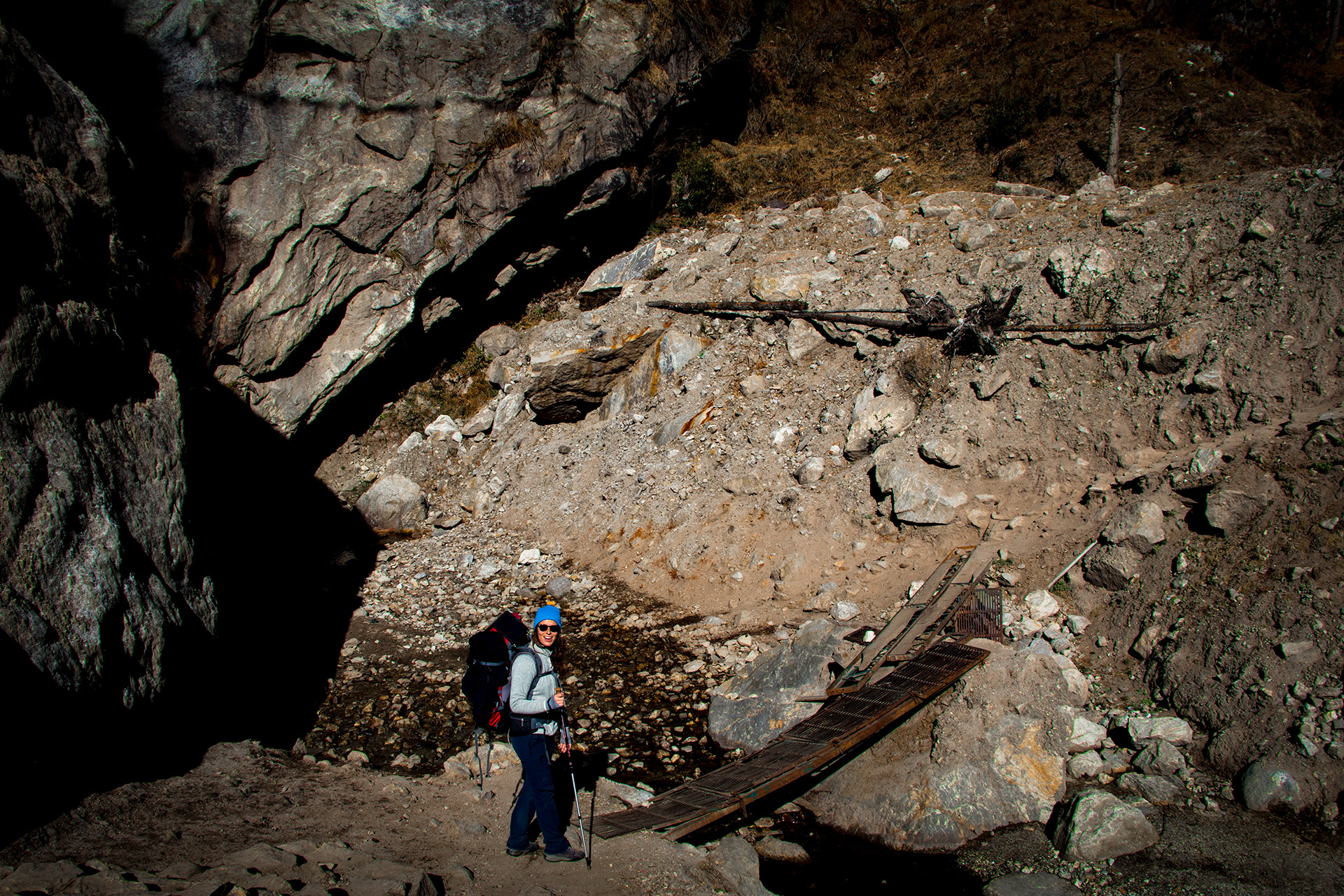 outsidematerial-nepal-ebc-everest-himalaya-woman-backpack-bridge-rocks